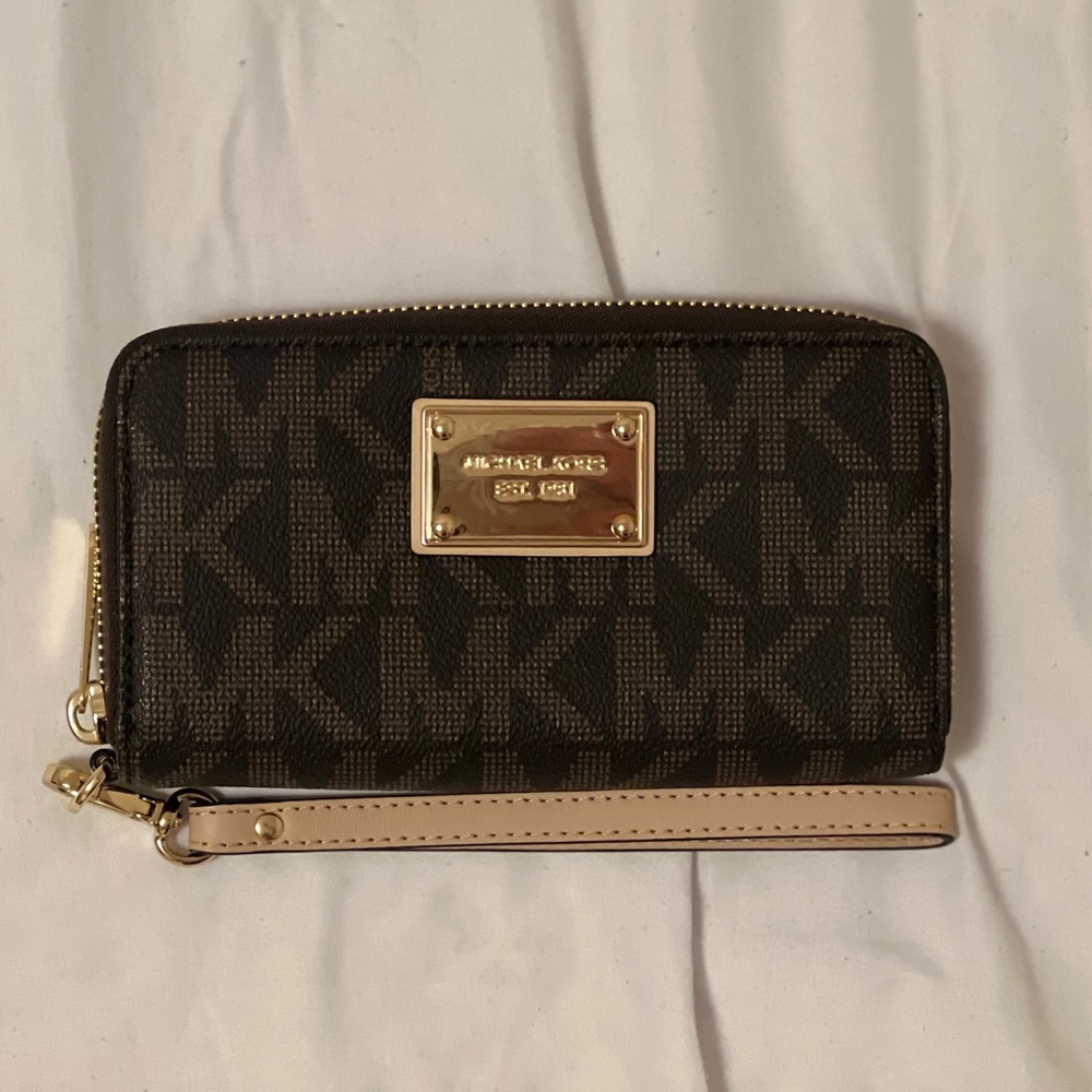 Michael Kors Multifunction Phone Case Wristlet